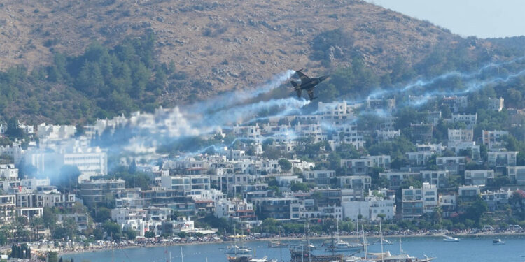 Bodrum'da 100 kişi ile zeybek ve Solotürk gösterisi