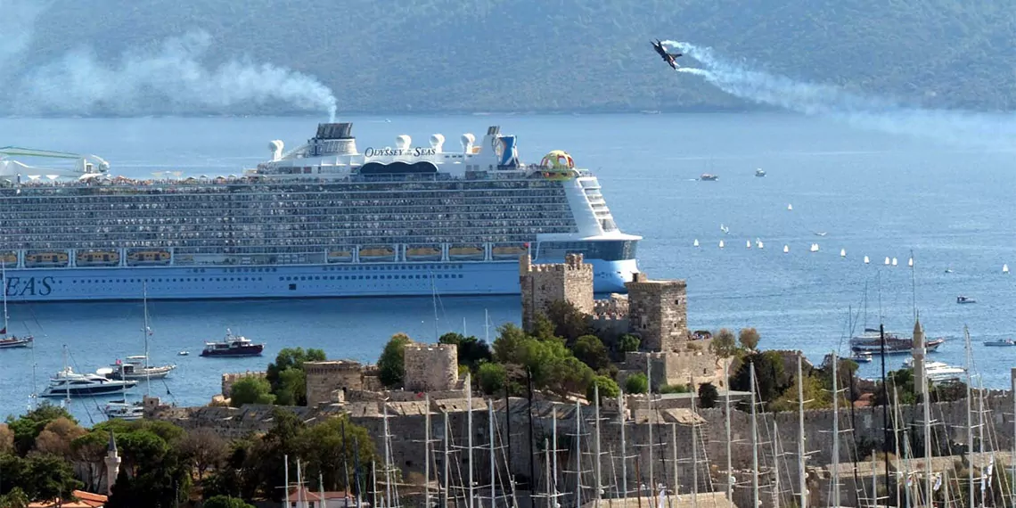 Cumhuriyetin 100'üncü yılında muğla'nın bodrum ilçesinde 100 kişi ile zeybek ve solotürk gösterisi yapıldı.