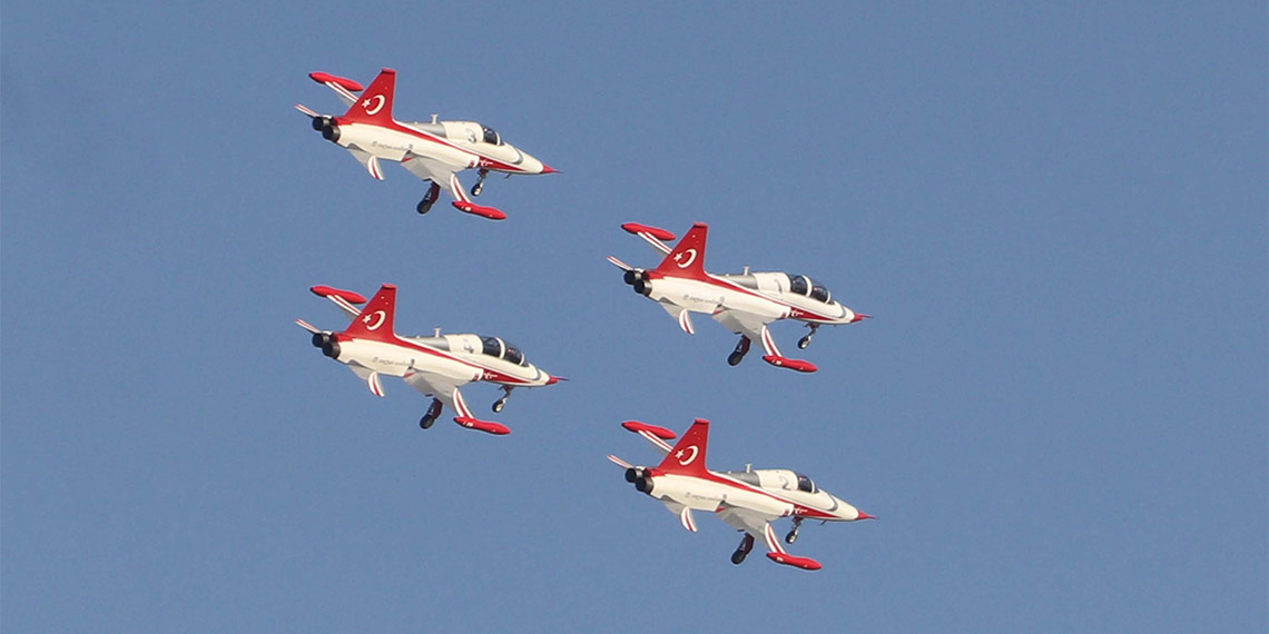 Cumhuriyet'in 100'üncü yılı kapsamında UNESCO Dünya Mirası Listesi'ndeki beyaz travertenleriyle ünlü Pamukkale'de Türk Yıldızları, gösteri uçuşu yaptı. Gösteri büyük ilgi gördü.