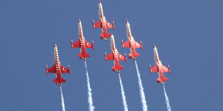 Pamukkale'de Türk Yıldızları, gösteri uçuşu yaptı