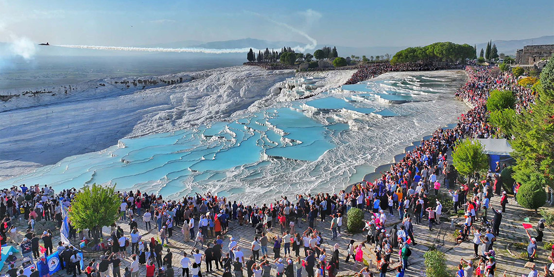 Pamukkale'de Türk Yıldızları, gösteri uçuşu yaptı