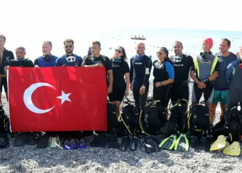 1000 dalgıç türk bayrağı açıp dalış yaptı