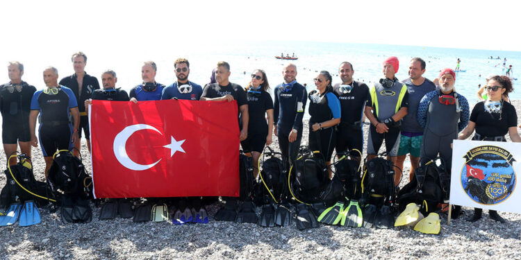 1000 dalgıç Türk bayrağı açıp dalış yaptı
