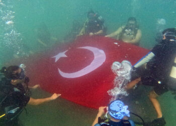 Su altında Türk bayrağı açtılar