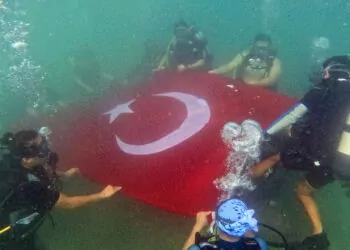 Su altında türk bayrağı açtılar