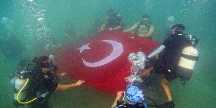 Su altında Türk bayrağı açtılar