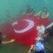 Su altında Türk bayrağı açtılar