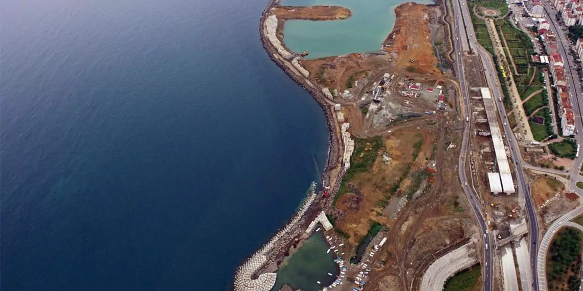 Trabzon’un büyükşehir statüsüne geçmesiyle merkez ilçe olan ortahisar'da deniz dolgusuyla ilçenin yüz ölçümü genişledi.