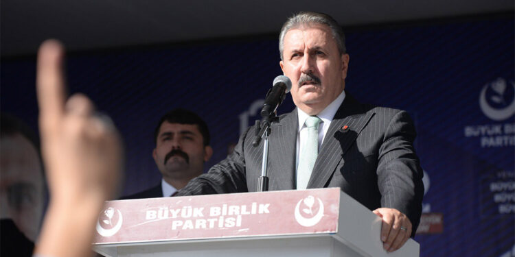 Mustafa Destici yeniden genel başkanlığa seçildi