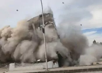 Diyarbakır'da ağır hasarlı bina çöktü