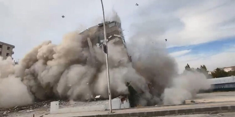 Diyarbakır'da ağır hasarlı bina çöktü