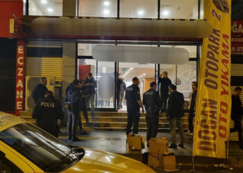 Fast food zincirinin şubesine maytap atıldı