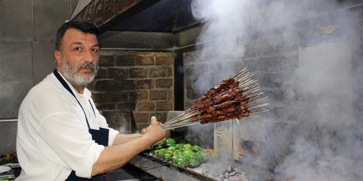 Sur Kültür Yolu Festivali'nin ilk 2 gününde 7 ton ciğer tüketildi