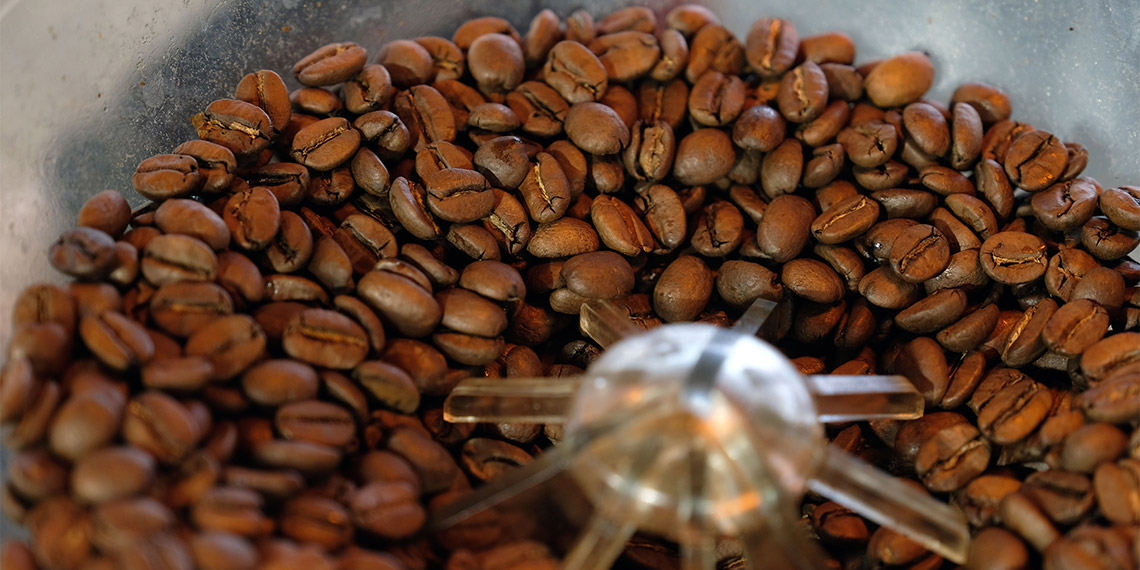 Konya'da, Necmettin Erbakan Üniversitesi'nden Doç. Dr. Ceyhun Can Özcan, kahvelerin sağlıksız ortamlarda demlendiğini tespit ederek, ''Filtre kahveyi saç bonesiyle kadın çorabıyla demliyorlar'' dedi.