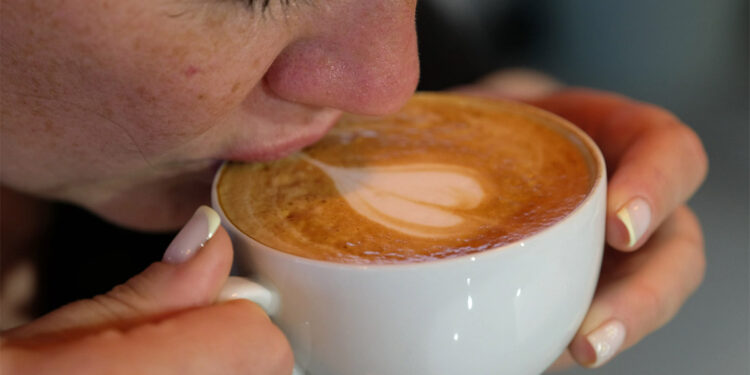 Filtre kahveyi saç bonesiyle kadın çorabıyla demliyorlar