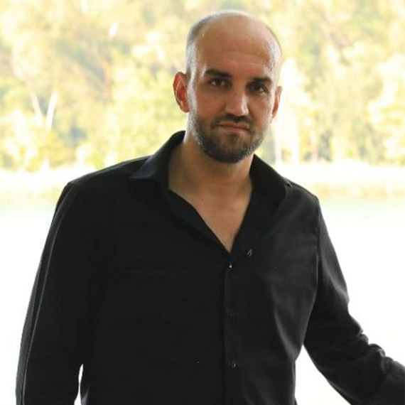 Adana’da iki çocuk babası İsmet Gülşen (33), ‘düğüne elektrik verme’ meselesi yüzünden tartıştığı bakkal Sercan K. (21) tarafından tabancayla vurularak öldürüldü. Kaçan şüpheli, polis tarafından aranıyor.