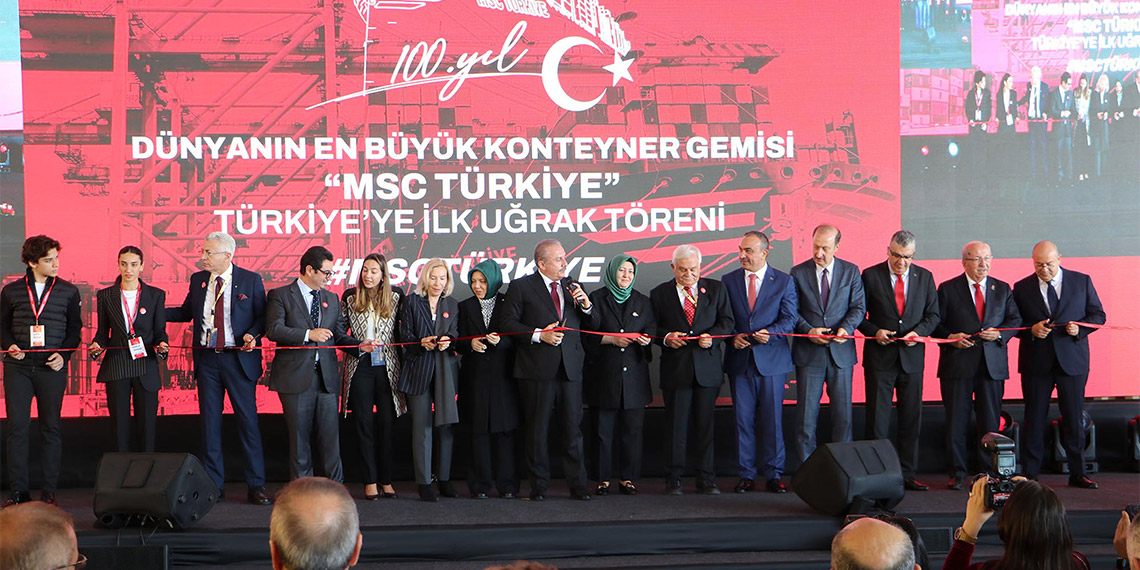 Dünyanın en büyük konteyner gemilerinden biri olan ve Cumhuriyet'in kuruluşunun 100'üncü yılı nedeniyle MSC Türkiye gemisi, Tekirdağ Asyaport Limanı'nda törenle karşılandı.