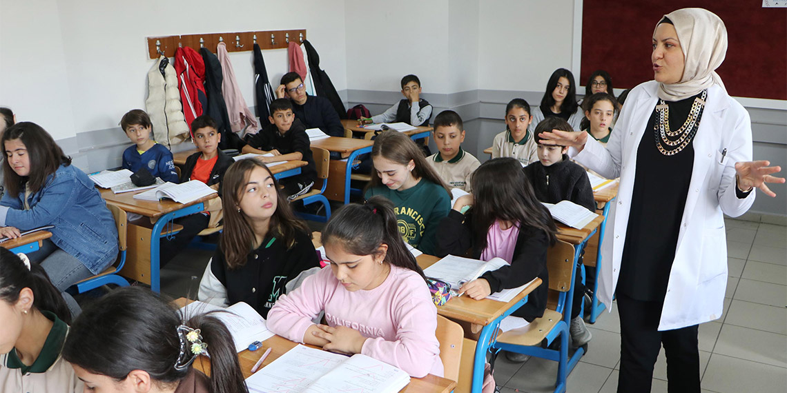 Erzurumlu Tuba Dumlu Güler (39), '2023 Global Teacher Prize' yarışmasında, 130 ülkeden 7 bin rakibini geride bırakıp dünyanın en iyi 50 öğretmeni arasına girdi.