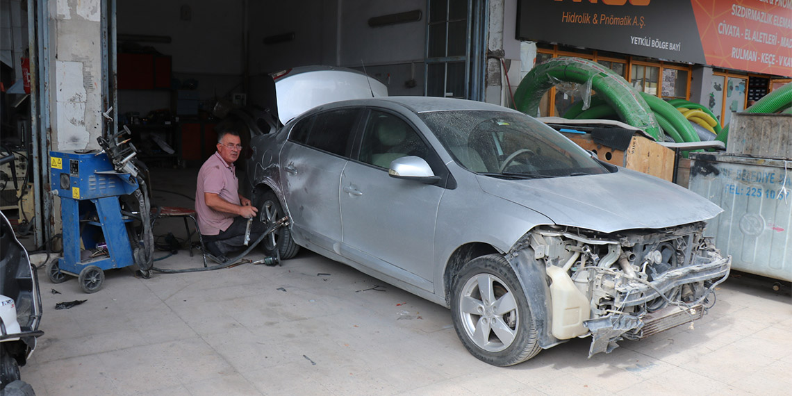 Edirne Yeni Küçük Sanayi Sitesi İşletme Kooperatifi Başkanı Ayhan Çiftçi, "Araba tamiri için Yunanistan'dan çok geliyorlar. Edirne Sanayi Sitesi'nin, uluslararası bir sanayi sitesi olduğunu söyleyebiliriz" dedi.
