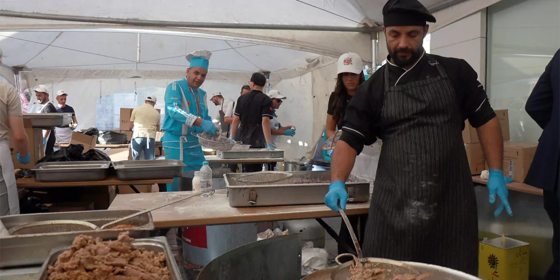 Edirne'de düzenlenen, 11'inci "uluslararası bando ve ciğer festivali'nin son günü saraçlar caddesi'nde düzenlenen 'acı süs biberi yeme' ile 'ciğer yeme' yarışması ve bedava ciğer dağıtımıyla renkli görüntülere sahne oldu.