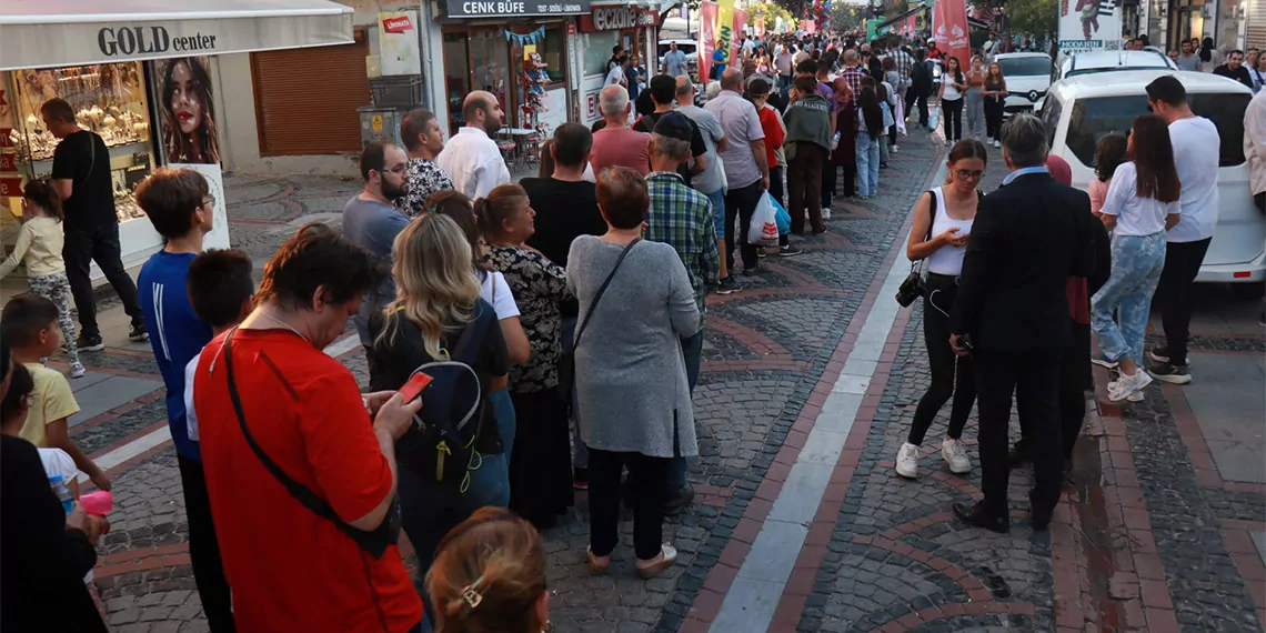 Bedava ciğer dağıtımı renkli görüntülere sahne oldu