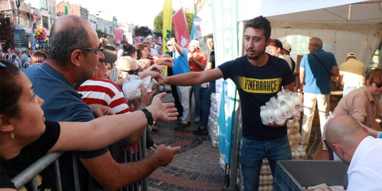 Edirne'de 1 ton ciğer dağıtıldı, vatandaşlar metrelerce kuyrukta bekledi