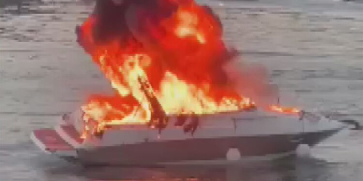 Ataköy marinada yat alev alev yandı