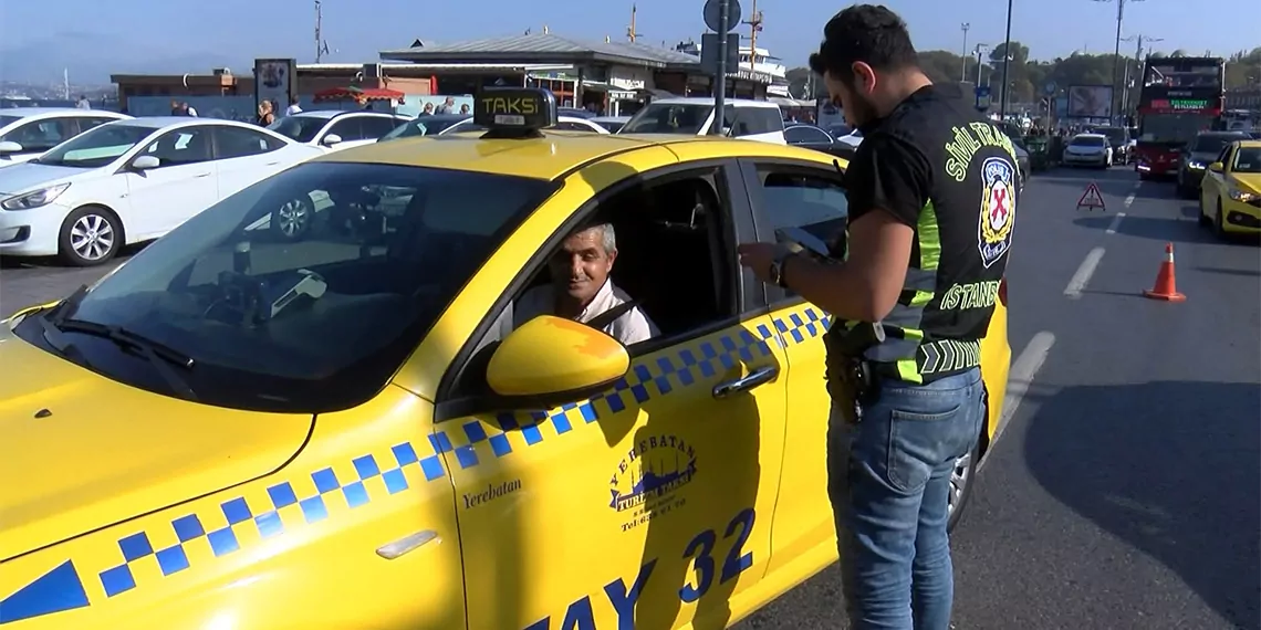 Eminönü'nde taksilere yönelik yapılan denetimde, kurallara uymayan şoförlere ceza kesildi. Denetim noktasına kendi isteğiyle girdiğini söyleyen bir taksi şoförü ise evraklarında eksik ya da usulsüzlük çıkmadığını görünce sevindi.