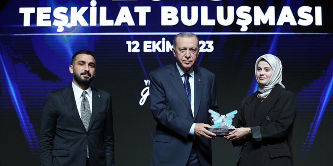 Cumhurbaşkanı Recep Tayyip Erdoğan, ''Şimdi ne diyorlar; ‘Amerika uçak gemisi gönderiyor’ 2’nci uçak gemisi de gelecek. Bay Amerika; Amerika nere İsrail-Filistin nere? Ne işin var senin orada? Şimdi Amerika gibi bir ülkeye barışı tesis mi yakışır yoksa oraya benzinle körükle gitmek mi yakışır?'' dedi.