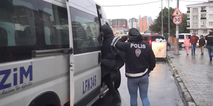 Esenyurt'ta kaçak göçmen denetimi