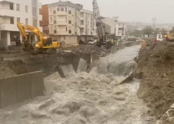 Yeşilkent Mahallesi'ndeki dere taştı
