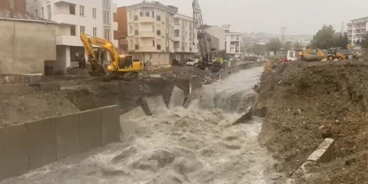 Yeşilkent Mahallesi'ndeki dere taştı