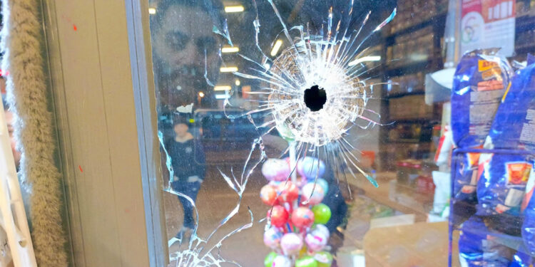 Esenyurt'ta markete silahlı saldırı