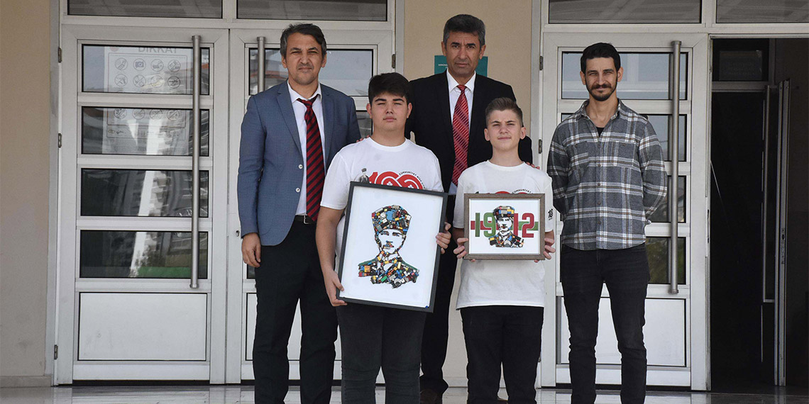 İzmir'de meslek lisesi öğrencileri Emre Savaş (15) ile Emre Yardımcı (15), kullanılmayan elektrik ve elektronik malzemelerinden Atatürk portresi tasarladı.