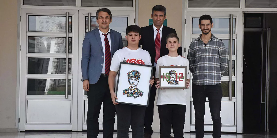 İzmir'de meslek lisesi öğrencileri emre savaş (15) ile emre yardımcı (15), kullanılmayan elektrik ve elektronik malzemelerinden atatürk portresi tasarladı.