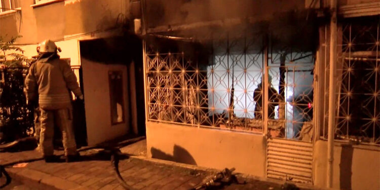 Fatih'te 5 katlı binada yangın