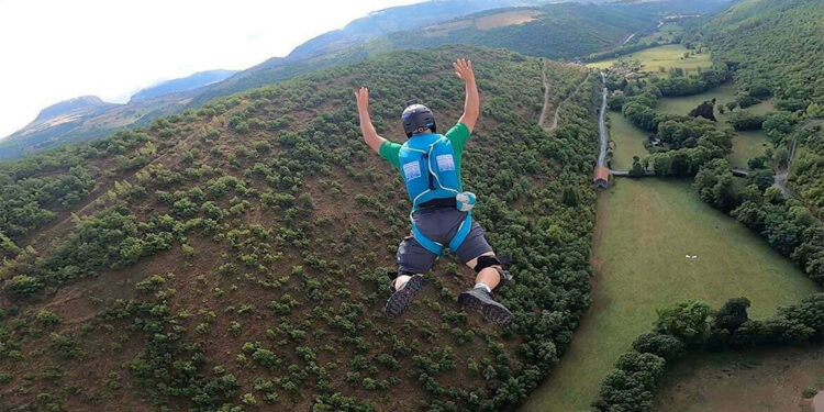 Kayalıklara düşen İngiliz paraşüt pilotu öldü