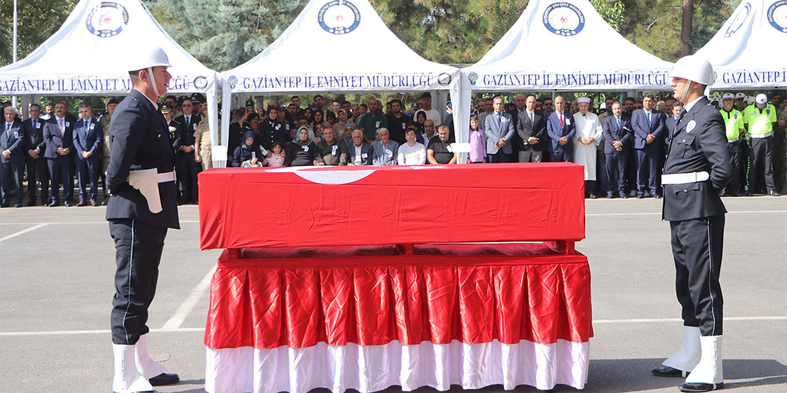 Bir şüpheliyle kovalamaca sırasında yaşanan trafik kazası sonucu Gaziantep'te 1 polis şehit oldu.