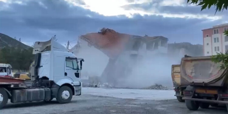 Gaziantep'te ağır hasarlı 4 katlı okul çöktü