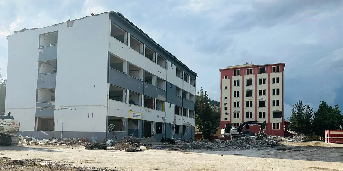 Gaziantepte agir hasarli 4 katli okul yikim sirasinda coktu 7363 dhaphoto3 - yaşam - haberton