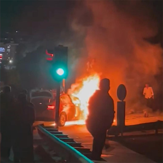 Gaziosmanpaşa'da çarpışan taksi ile motosiklet alev alev yandı