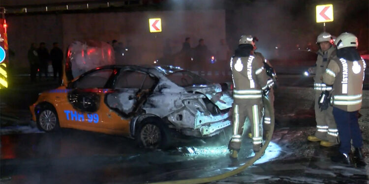 Gaziosmanpaşa'da çarpışan taksi ile motosiklet alev alev yandı