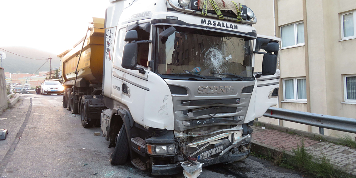 Hafriyat kamyonu ile dehşet saçan sürücü Sezgin Açık, asayiş şube müdürlüğüne gönderildi.