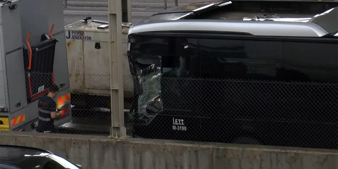 Genis haber kucukcekmecede iki metrobus carpisti 1629 dhaphoto3 - yaşam - haberton