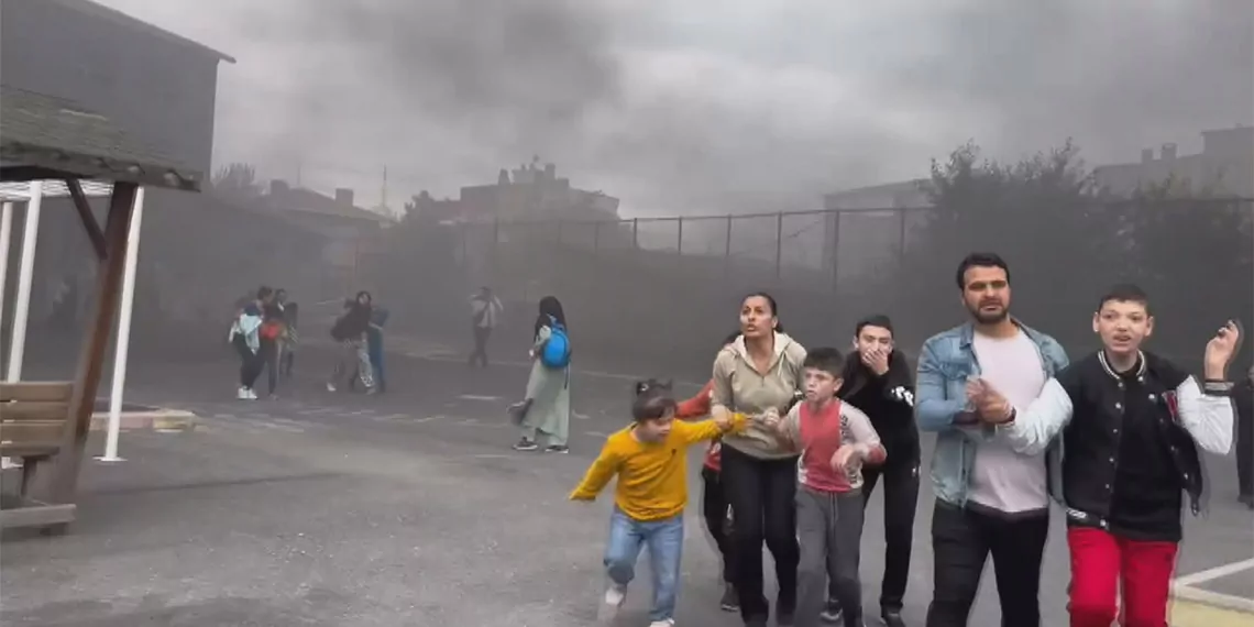 Küçükçekmece'de iş yerinde yangın çıktı. Yangın çevredeki bir binaya da sıçradı. Çok sayıda itfaiye ekibinin sevk edildiği yangın kısa sürede kontrol altına alındı.