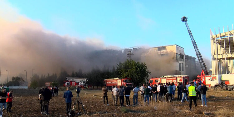 Silivri'de mobilya fabrikasında yangın