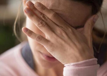 Uzman Klinik Psikolog Melike Akpınar Kadıoğlu, Gülümseyen depresyon tanısı alan kişilerin dışarıya karşı neşeli gözükseler de yalnız kaldıklarında çökkün duygu durumuna girebildiklerini ifade etti.