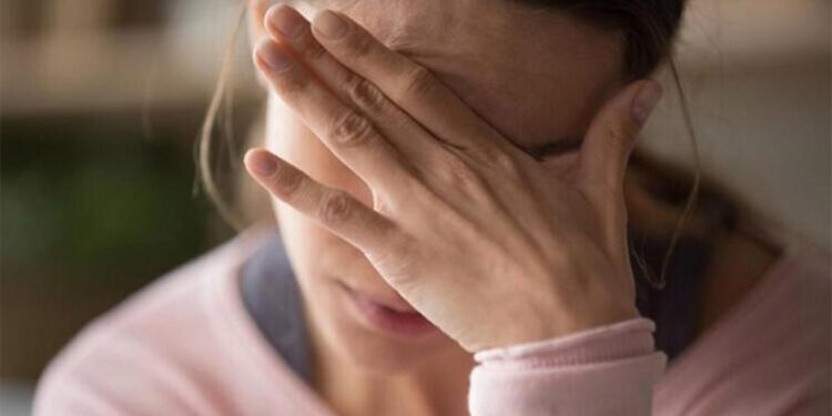 Uzman Klinik Psikolog Melike Akpınar Kadıoğlu, Gülümseyen depresyon tanısı alan kişilerin dışarıya karşı neşeli gözükseler de yalnız kaldıklarında çökkün duygu durumuna girebildiklerini ifade etti.