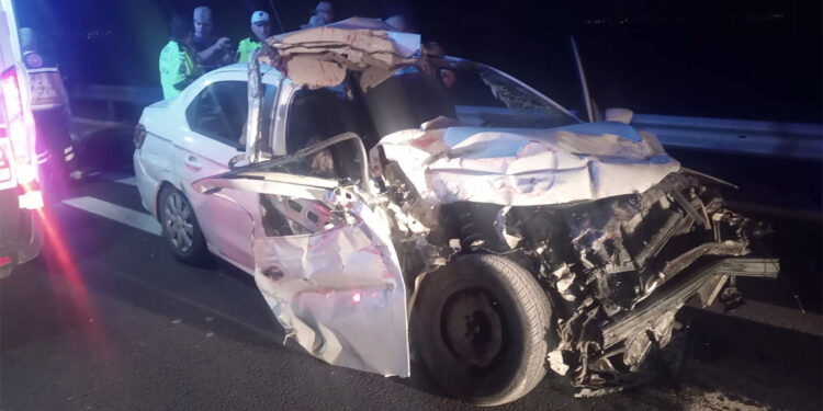 Hatay'da otomobil kamyona arkadan çarptı: 2 ölü