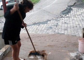 Hatay'da sağanak; ev ve iş yerlerini su bastı